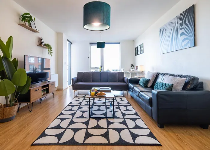 Stylish City Centre Apartment - Home From Home With Fully-Equipped Kitchen, Smart Tv, Netflix, Superfast Wifi, Free Parking, Self Check-In - By Brightleap Apartments