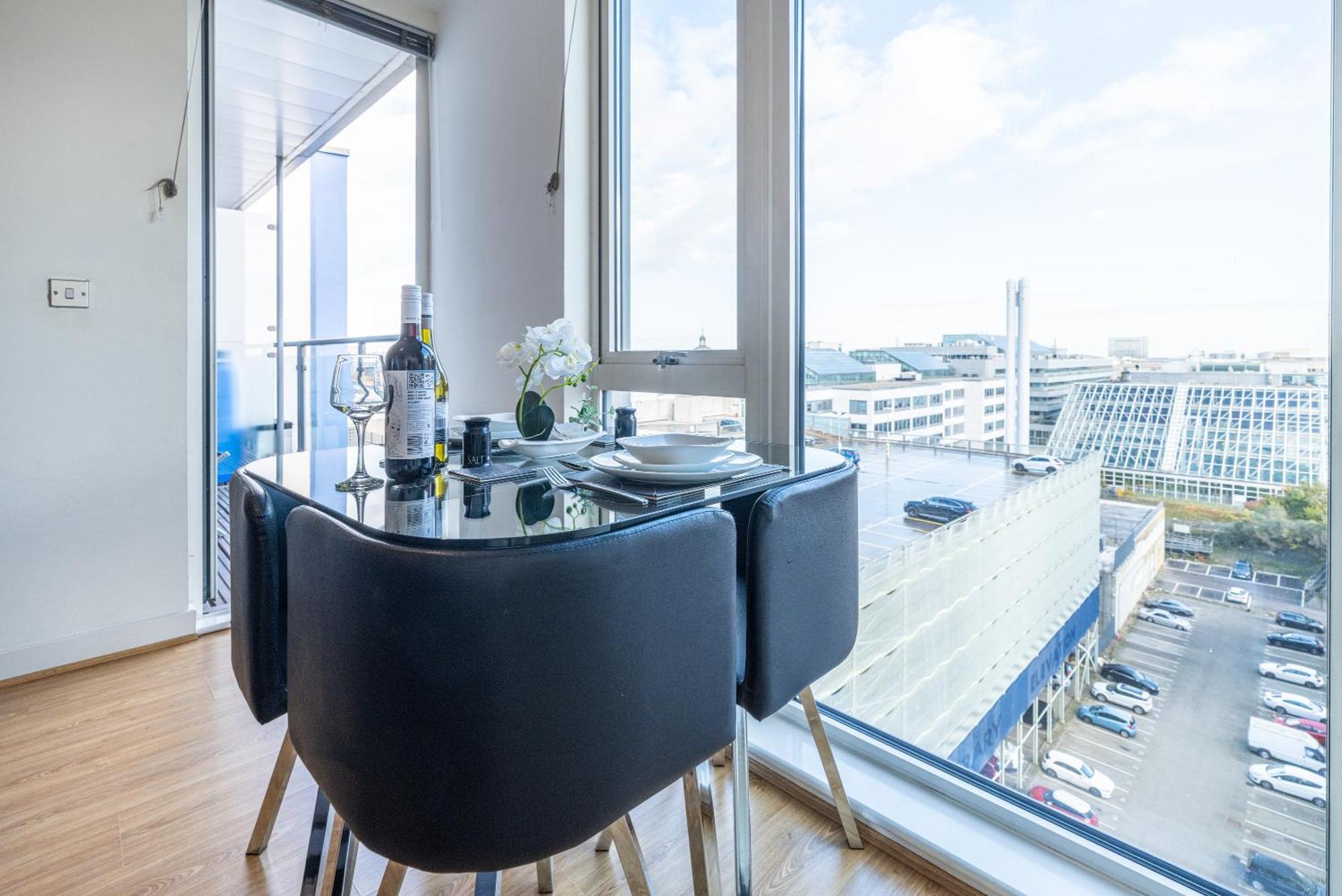 Brightleap Centre: Stylish Home-away With Smart Amenities Apartment *